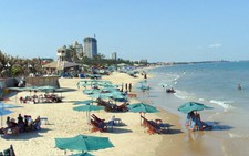 Cấm ăn nhậu ở bãi biển: lẽ ra phải cấm từ lâu!