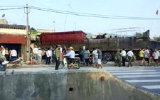 Xe bồn, xe đầu kéo tông hàng loạt nhà dân, 1 người chết