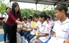 ​Trao sữa cho học sinh nghèo hiếu học