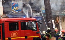 Cháy kiôt sơn xe, lửa lan sang 3 kiôt khác