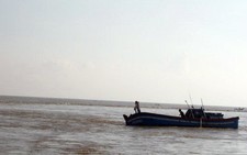Va chạm với sà lan, tàu chìm, hai ngư dân mất tích