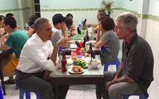 Ảnh ông Obama ngồi ăn bún chả Hà Nội gây bão mạng