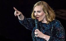 Adele trách phiền fan quay phim tại buổi trình diễn của cô