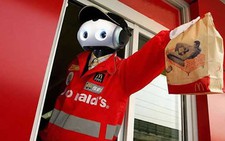 Lao động dưới 20 USD/giờ dễ bị robot 
