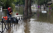 Paris chìm trong nước