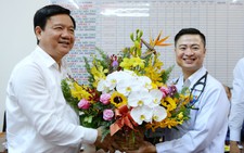 Bí thư Đinh La Thăng đến thăm bác sĩ 