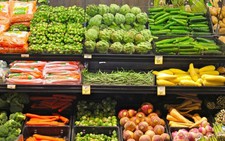 ​Lấy mẫu thịt, trứng, rau để giám sát an toàn thực phẩm