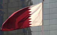 Qatar triệu đại sứ Mỹ phản đối lính Mỹ cười đùa trước quốc kì Qatar