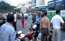 Làm sao dẹp xe ôm “bao vây” trạm xe buýt?