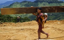 Theo mẹ đi dựng trường