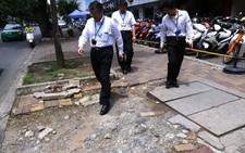 Vỉa hè Sài Gòn tan nát 