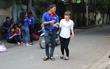Sinh viên dậy từ 4g sáng chở thí sinh khuyết tật đi thi