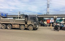 Vợ ôm hai con khóc ngất bên thi thể chồng bị xe ben cán
