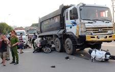 Xe ben tông xe cấp cứu và hàng loạt xe máy dừng đèn đỏ