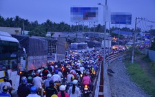 Xe tải lật giữa đường, quốc lộ 1 qua Long An kẹt xe kéo dài