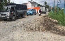 Né trạm thu phí, xe cày nát  đường nội ô