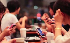 ​Hai mẹo đơn giản giúp bạn cai nghiện điện thoại di động