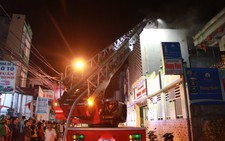Một quán bốc cháy, cả 