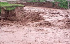Xe đi dự đám cưới bị nước lũ cuốn ở Pakistan, 26 người chết