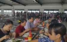 Khoảng 80 công nhân ngộ độc sau khi ăn trưa