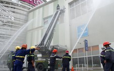 Hàng trăm người diễn tập chữa cháy tại Aeon Mall Bình Dương