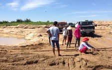 ​Lo lũ phá làng, dân chặn xe xúc cát giữa sông Trà Khúc