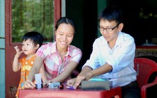 Đôi vợ chồng tự chế thiết bị dạy học