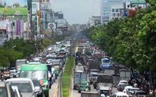 Kẹt cứng khu sân bay Tân Sơn Nhất: do xe hay do người?
