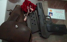 Mâu thuẫn nơi làm việc, thủ súng để 