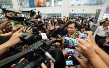 Người hâm mộ cuồng nhiệt chào đón Hoàng Xuân Vinh