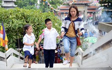 Mẹ con cùng đi chùa ngày lễ Vu lan
