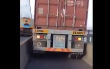 Xe container chiếm làn xe máy trên cầu Phú Mỹ gây sốc