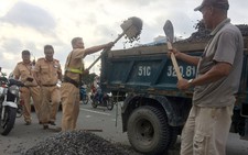 ​CSGT mướt mồ hôi hốt đá dăm rơi trên đường