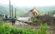 Sạt lở phá hủy 3 nhà, tắc đường Lào Cai đi Lai Châu
