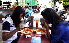 Mùi hôi “tấn công” Nam Sài Gòn chưa biết từ đâu
