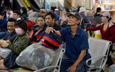 Người dân ùn ùn nghỉ lễ sớm, nhiều hãng xe 
