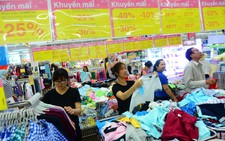 Mua sắm lễ: hàng nhiều, khuyến mãi rầm rộ, không tăng giá