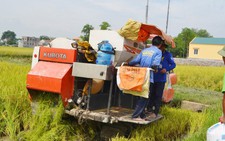 Công an xã trả lại tiền “bảo lãnh” máy gặt lúa