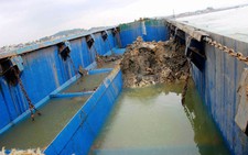 ​Bắt quả tang tàu xả chất thải ra biển ở Nghệ An