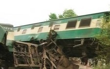 Ra đường ray tự tử khiến tàu tông nhau làm chết nhiều người khác