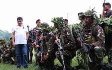 Đả phá Mỹ, tổng thống Duterte đang sai đường?