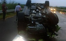 Siêu xe Porsche tông lan can rồi “chổng vó” trên cao tốc