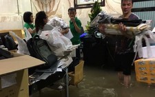 Dân TP.HCM lóp ngóp trong trận ngập lịch sử