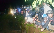 Đi thăm chị, em gái bị lũ cuốn trôi