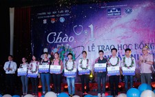 Thủ khoa Đại học Y Hà Nội nhận học bổng từ Nhất Nhất