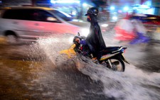 TP.HCM lại mưa lớn, 11 tuyến đường ngập nặng