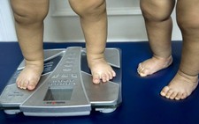 ​Trẻ dễ béo phì nếu sử dụng thuốc kháng sinh trước hai tuổi