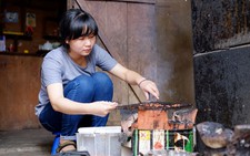 ​Chị nhường em cơ hội đến giảng đường
