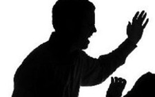 Dùng tay gạt má nữ dân quân, trưởng công an phường bị xem xét kỷ luật