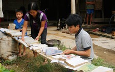 Giặt sách trong lũ